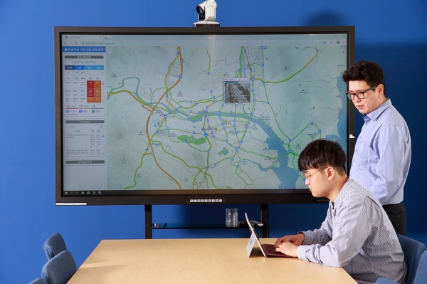 시내교통데이터 분석·예측 시스템을 살펴보고 있는 고성안 교수(사진 오른쪽)와 이충기 연구원. UNIST 제공