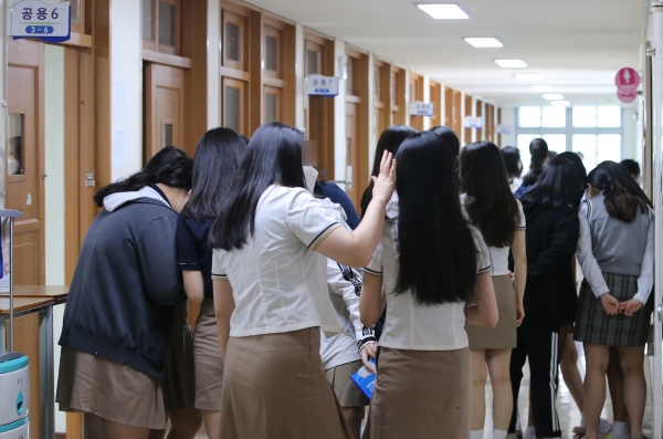 대전의 한 고등학교에서 학생들이 점심시간에 친구들과 대화를 하기 위해 모여 있다.