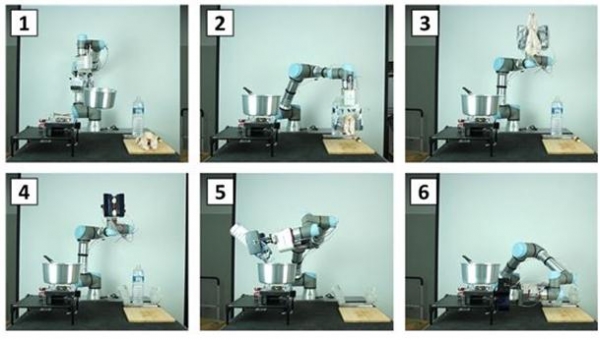 한국기계연구원 로봇메카트로닉스연구실이 집게형 만능 그리퍼를 이용해 생닭을 파지(把持)해 삼계탕 조리 과정을 시연하고 있다.