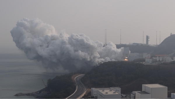 누리호 1단 1차 추진기관 연소시험 모습(사진출처 : 한국항공우주연구원)