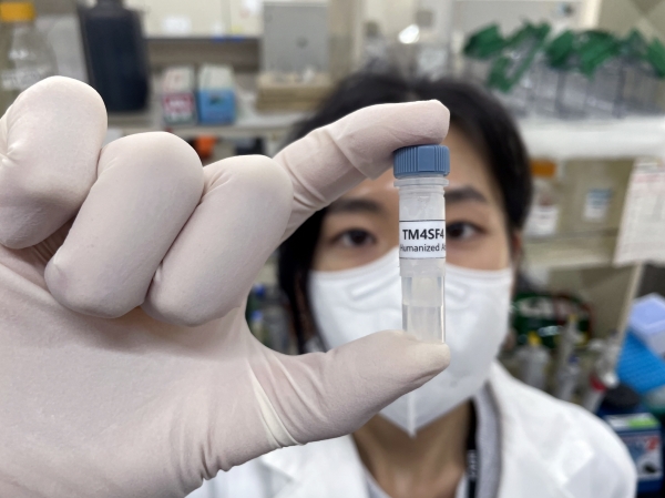 한국원자력연구원 연구진이 개발한 ‘TM4SF4 항체항암제 후보물질’을 들고 있다