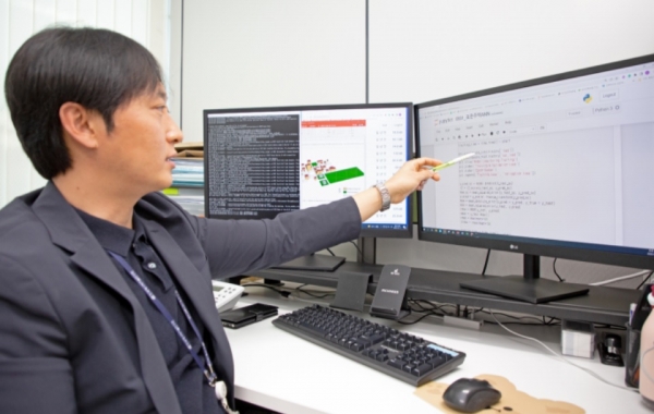 김종훈 책임연구원이 개발한 AI 모델의 훈련 및 검증 과정을 설명하고 있다