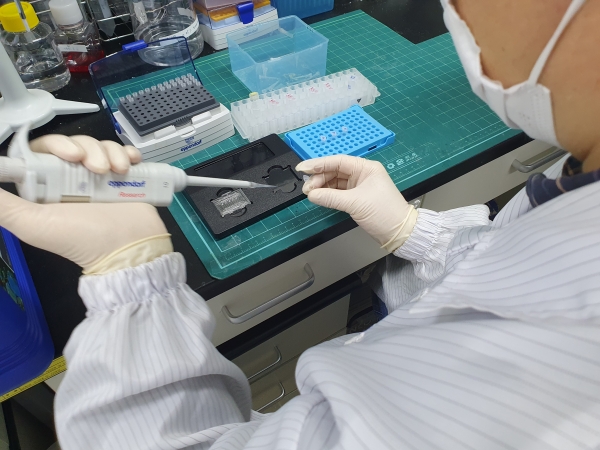 ETRI 연구진이 바이러스 검출을 위해 PCR 검사를 수행하는 모습