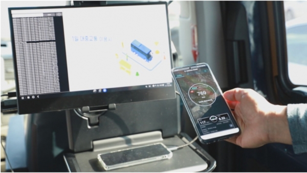 ETRI 연구진이 도로 위를 달리는 버스에서 초고속 와이파이(WiFi) 서비스 이용이 가능한 이동 네트워크를 개발하고, 700Mbps 속도의 버스 와이파이와 더불어 AR기기를 통한 원활한 4K 스트리밍 서비스를 선보였다.
