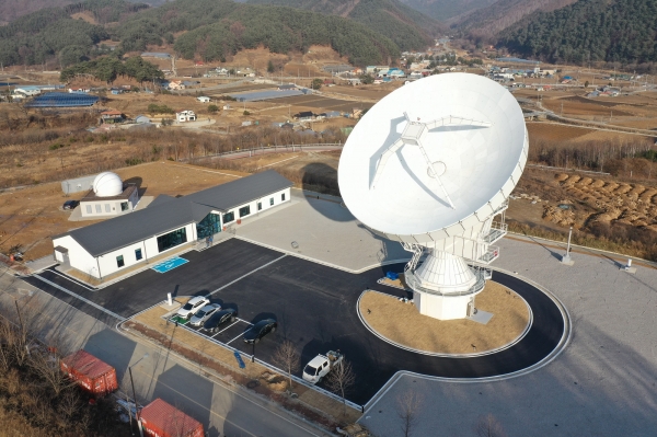 서울대학교 평창캠퍼스 내에 위치한 신규 한국우주전파관측망(KVN) 21m 전파망원경. 230GHz 대역을 관측할 수 있는 단일 전파망원경 중 세계에서 세 번째로 큰 망원경이다.